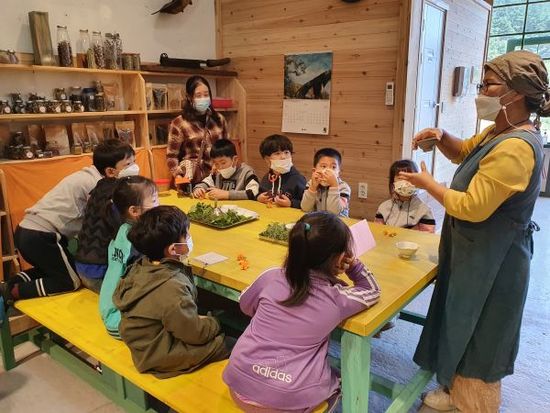 꽃뜰에서 이미지